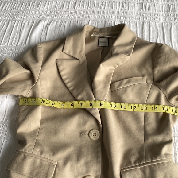 Talula Babaton beige fitted blazer with two button front closure. Size Small - Picture 7 of 13